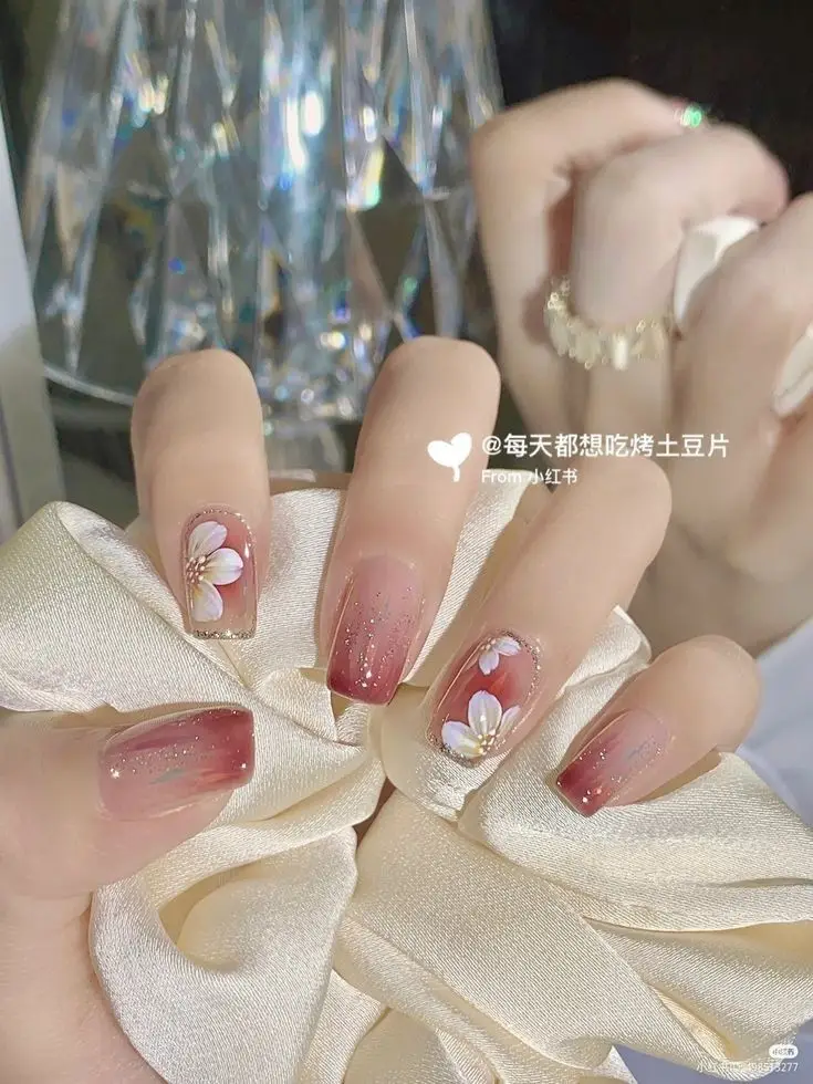 Mẫu nail vẽ hoa đơn giản - Nghệ thuật làm đẹp từ thiên nhiên 34