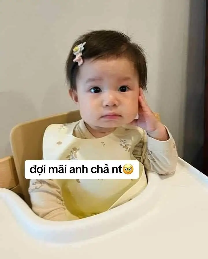 Meme Em Bé Giơ Tay: Những Hình Ảnh Ngộ Nghỉnh Đầy Vui Vẻ 26