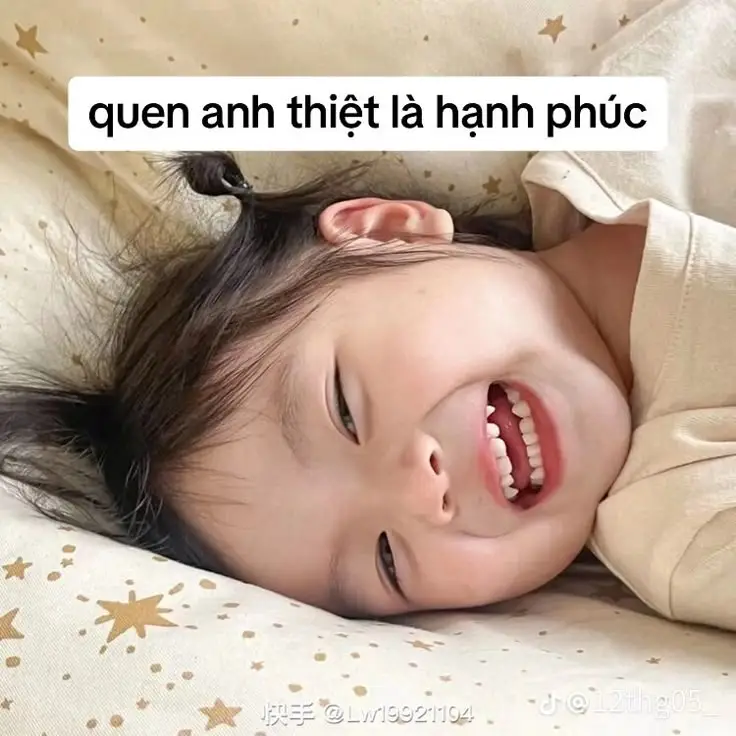 Meme Em Bé Giơ Tay: Những Hình Ảnh Ngộ Nghỉnh Đầy Vui Vẻ 33