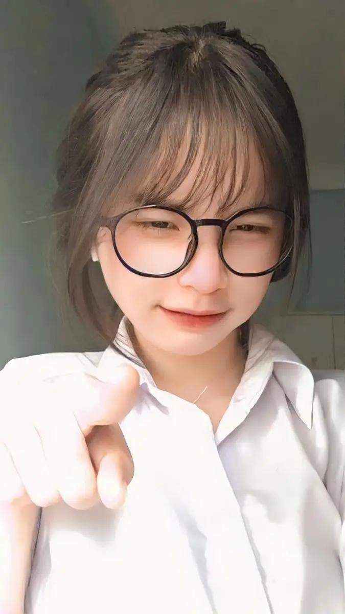 Gái Xinh Đeo Kính Cute: Bộ Sưu Tập Hấp Dẫn 44