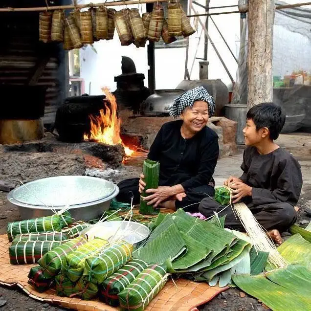 Hình ảnh gói bánh chưng ngày Tết - Nghệ thuật gói bánh truyền thống 1