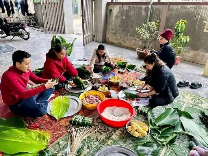 Hình ảnh gói bánh chưng ngày Tết - Nghệ thuật gói bánh truyền thống 7