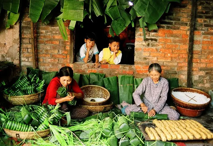 Hình ảnh gói bánh chưng ngày Tết - Nghệ thuật gói bánh truyền thống 80